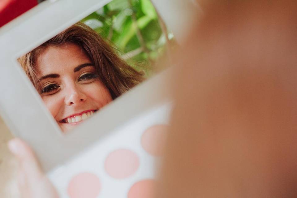 Novia en sesión de maquillaje