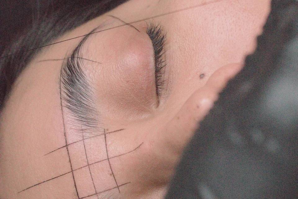 Diseñando cejas