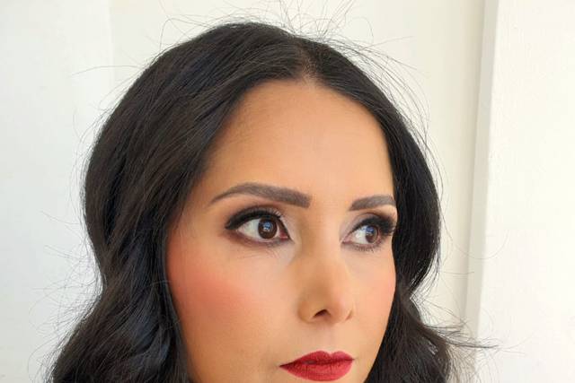 Maquillaje con delineado y labios rojos