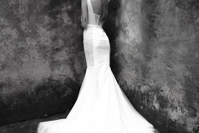 Novia posando sobre pared