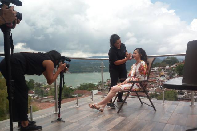 Maquillista en acción