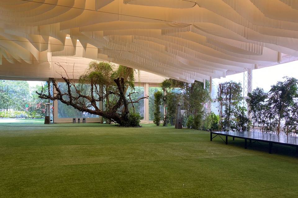 Jardín con carpa blanca