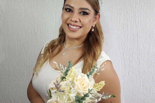 Maquillaje para novia con peinado semi recogido