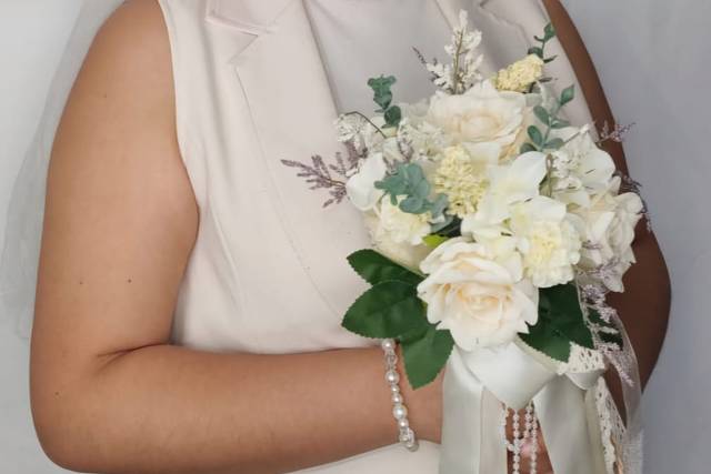 Novia con ramo blanco