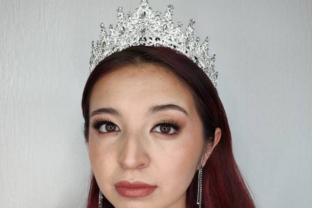Maquillaje elegante con peinado semi recogido y corona