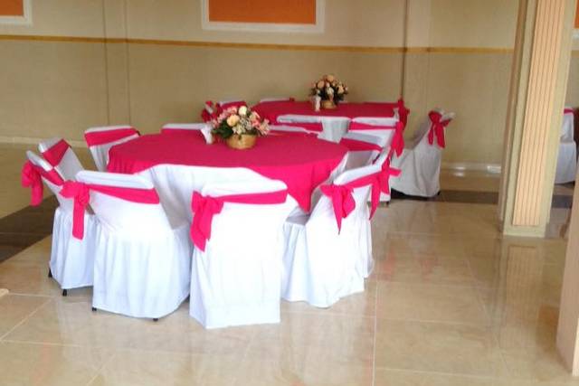 Mesas montadas y decoradas