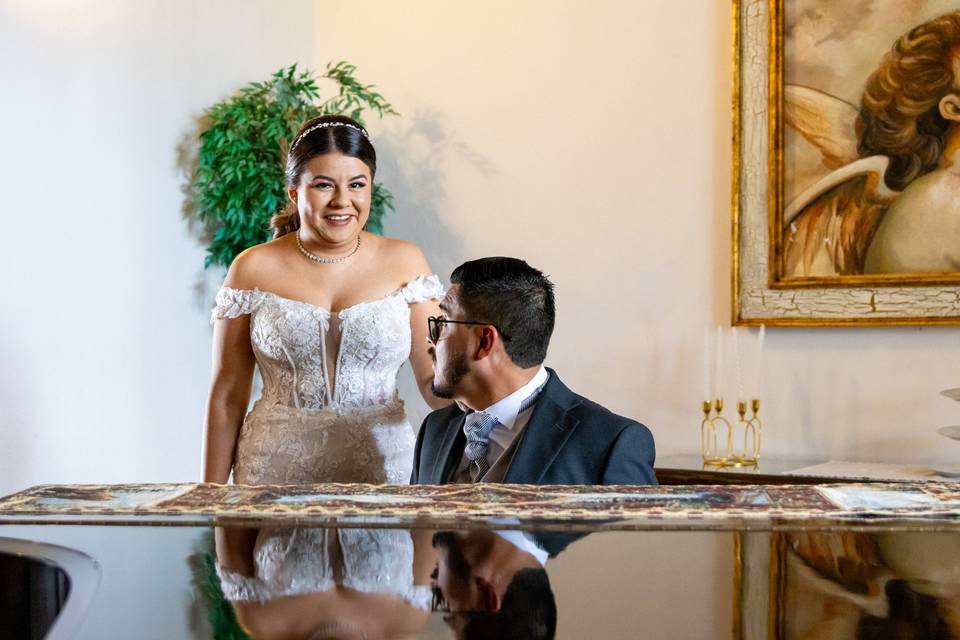 Novios en el piano