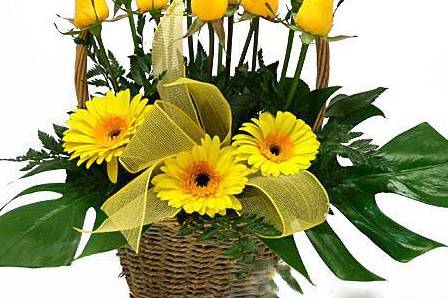 Canasta con flores amarillas