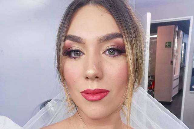 Novia con maquillaje rosado y pestañas postizas