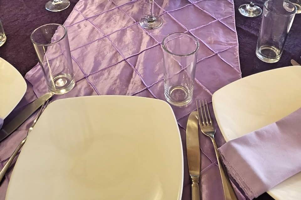 Mesa morada con camino lila