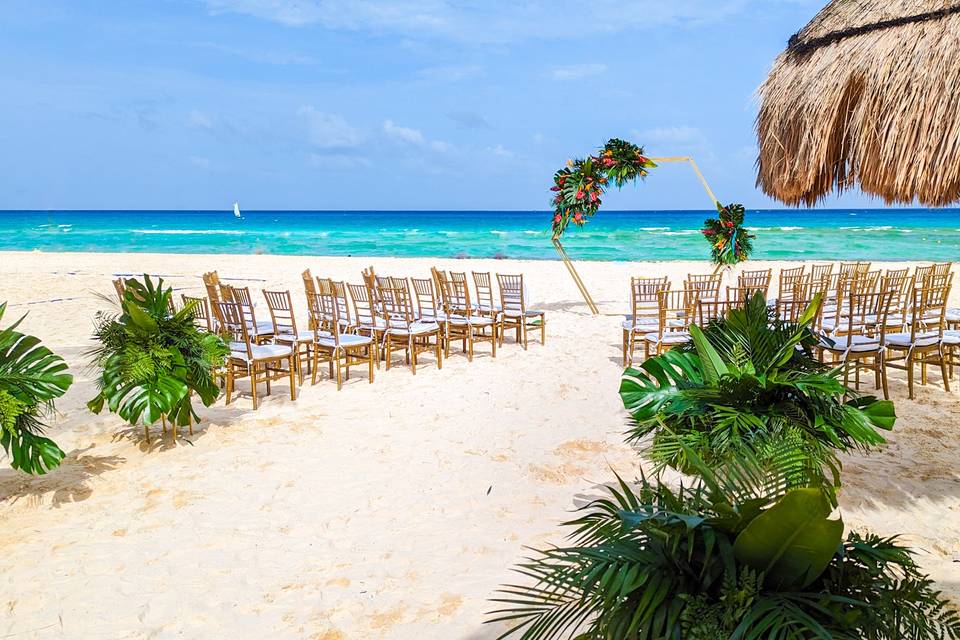 Decoración de ceremonia en la playa