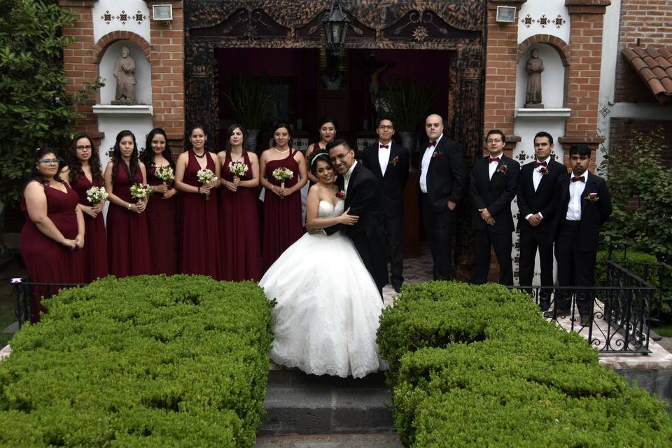 Los novios y su corte de honor