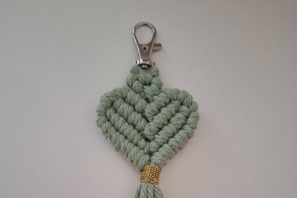 Corazón de macramé verde