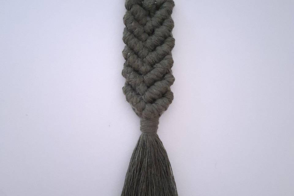 Llavero de macramé olivo