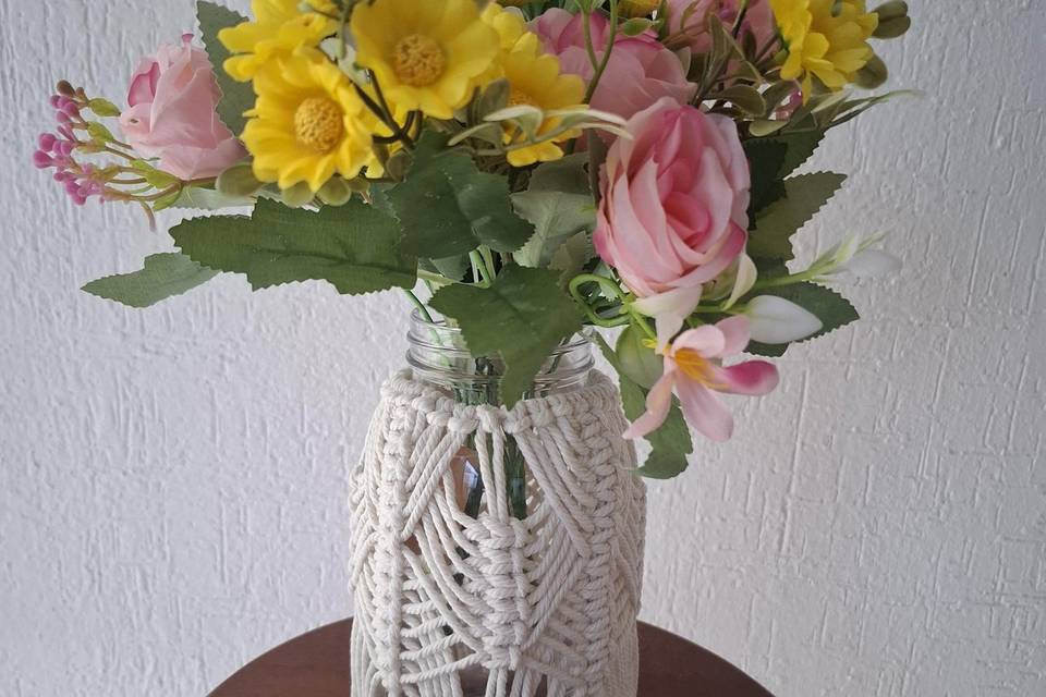 Florero decorativo en macramé