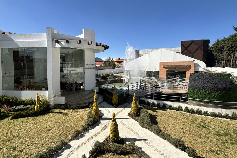 Capilla y acceso a salón Bella