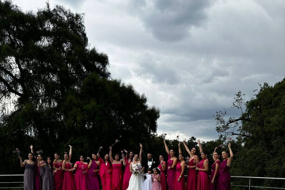 Novia con damas en platillo