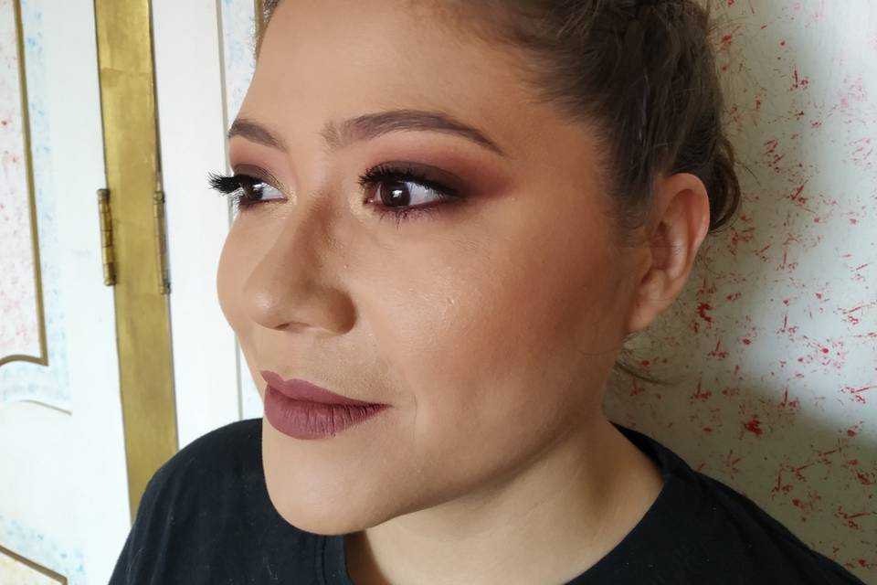 Smoky eyes cafés con rosas