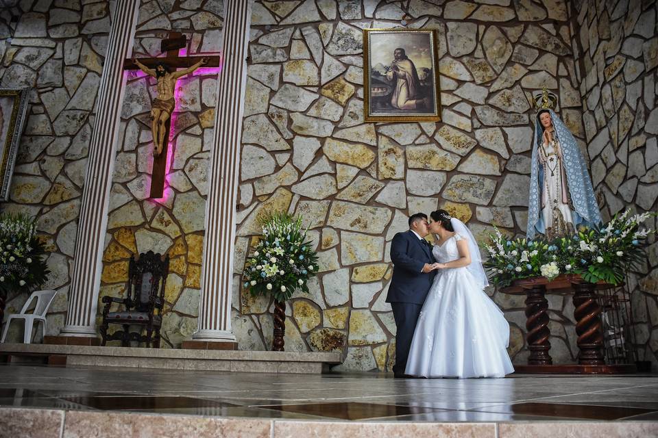 Novios en iglesia