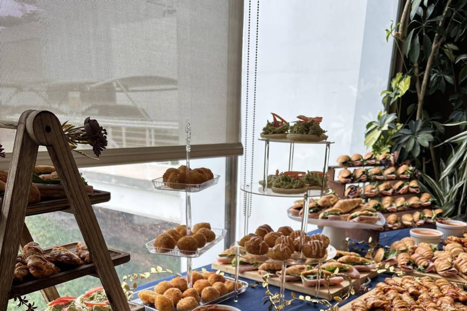 Mesa de canapés salados