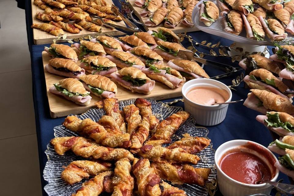 Mesa de canapés salados