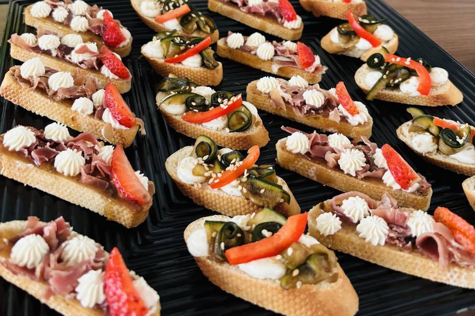 Crostinis prosciutto y pepino