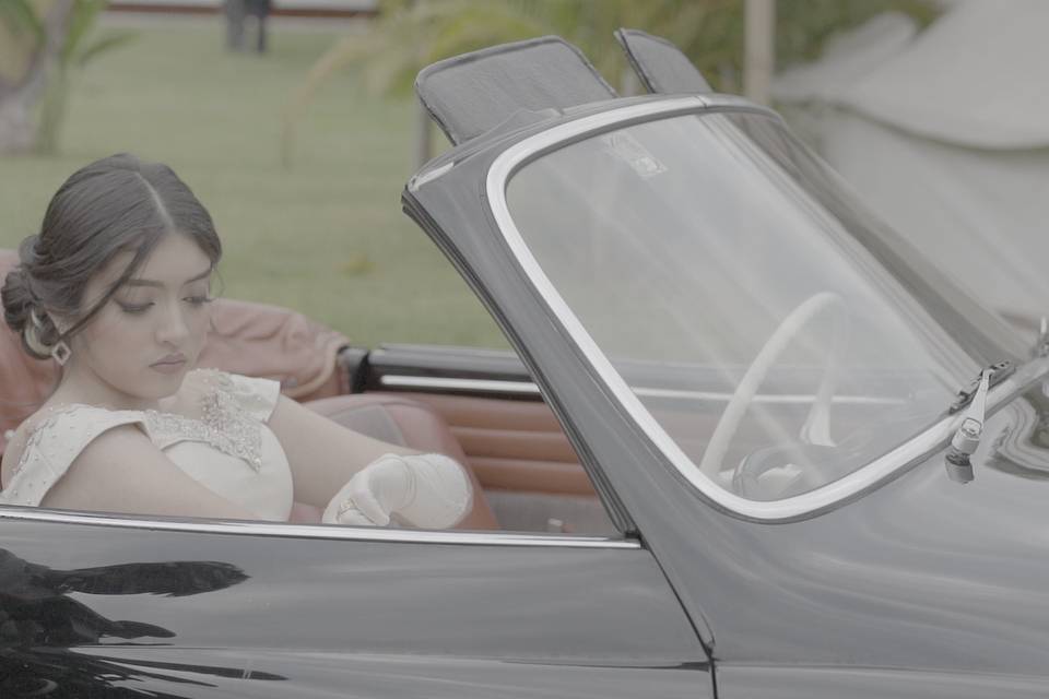 Novia sentada en un auto clásico