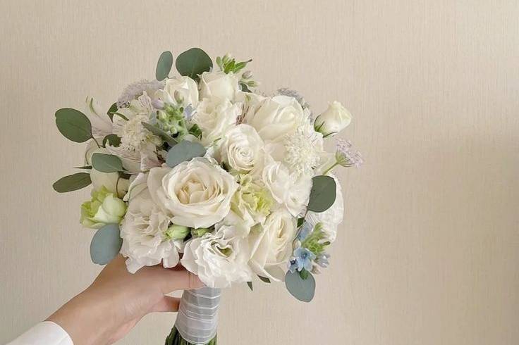 Ramo de novia con rosas blancas