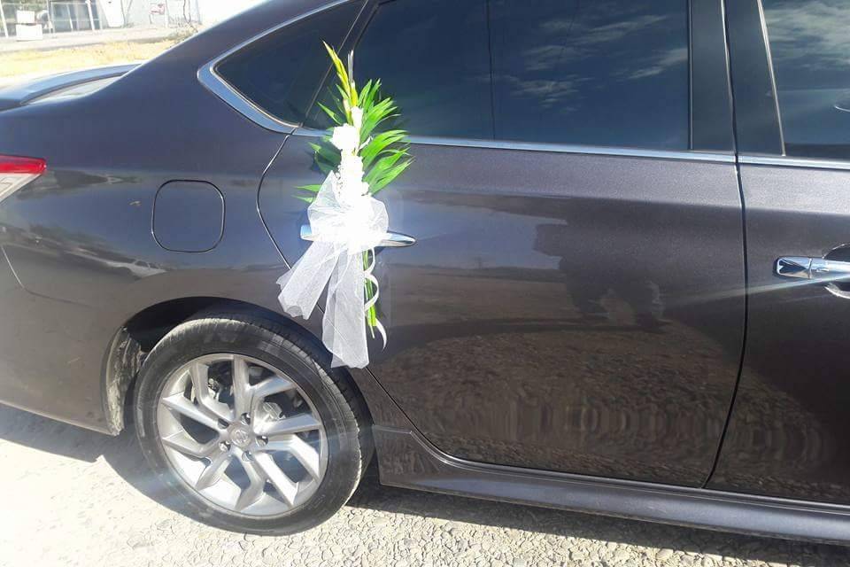 Arreglo floral para carro