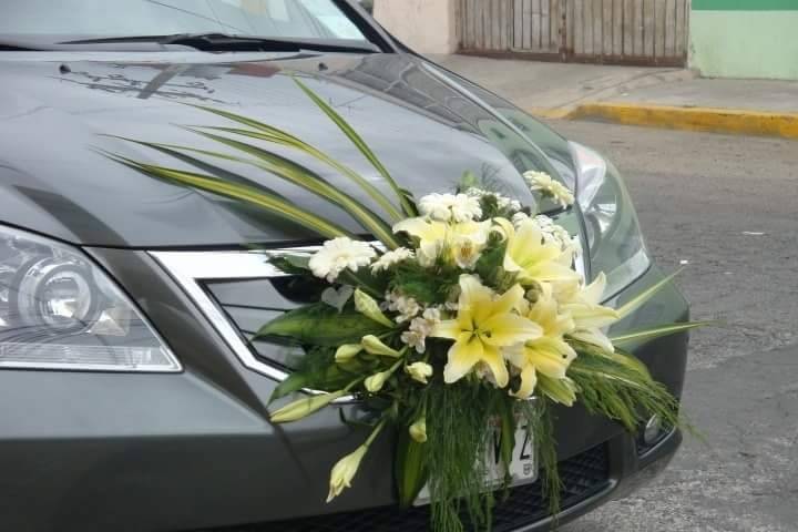 Arreglo floral para carro