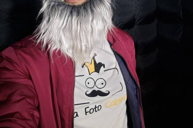 Hombre disfrazado de vikingo