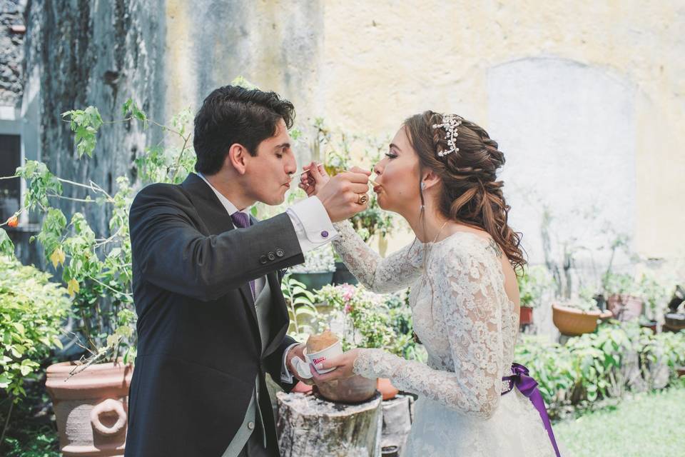 Novios tomando helados