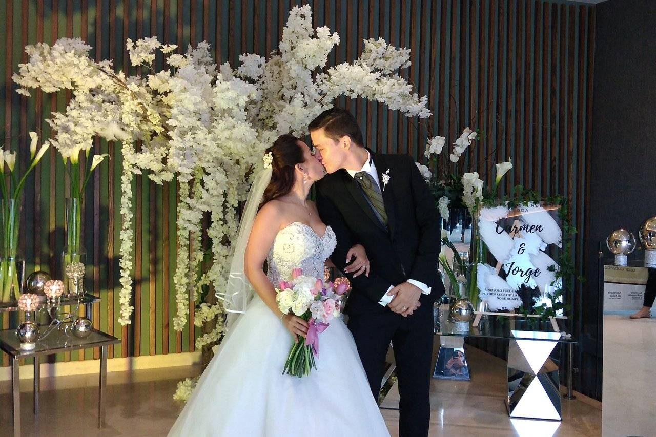 Lux Eventos - Consulta Disponibilidad Y Precios
