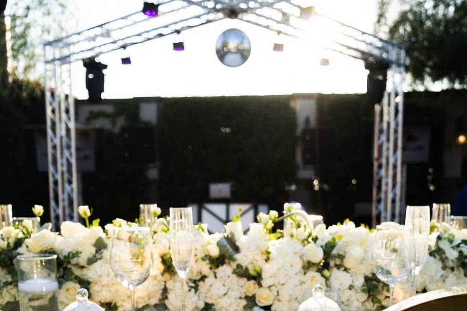 Mesa de cristal con decorado de flores