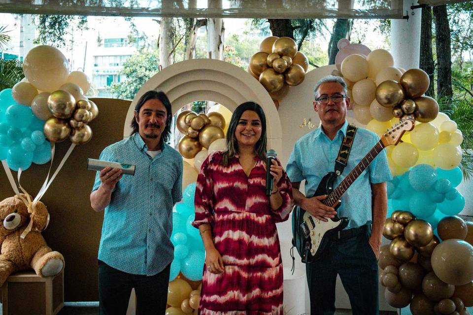 Ofrecemos música en vivo