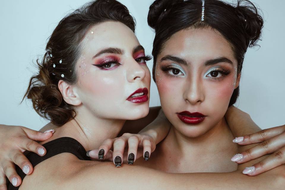 Dos mujeres maquilladas