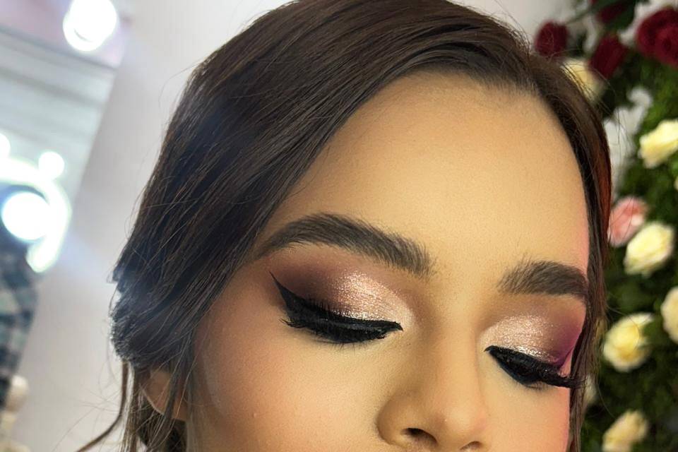 Maquillaje con sombra brillante