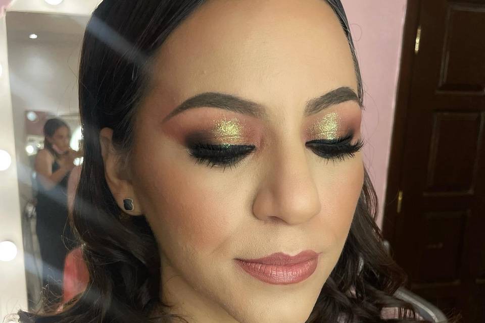 Makeup con sombra dorada