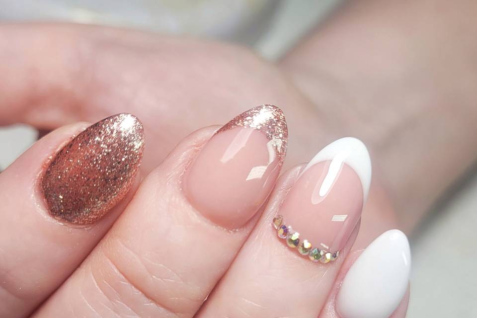 Uñas blancas con dorado