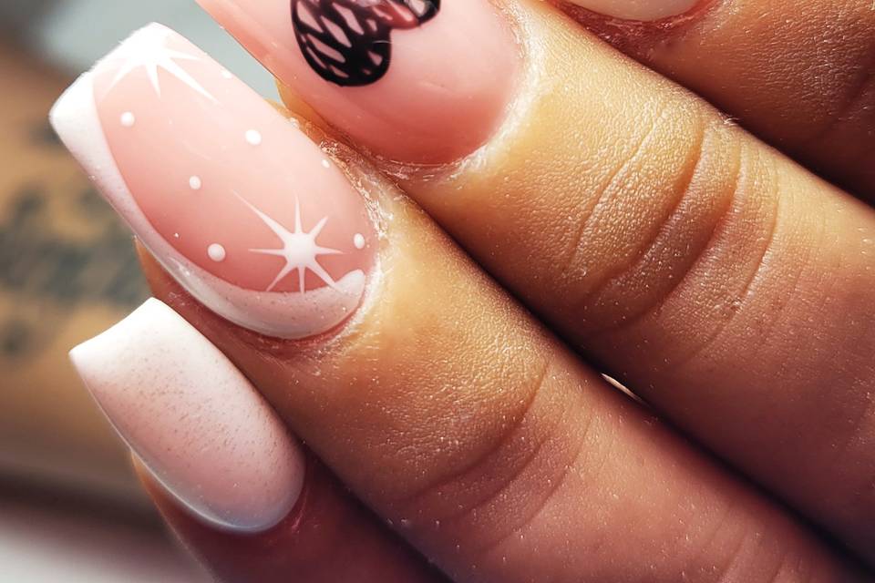 Uñas con decoración de corazón