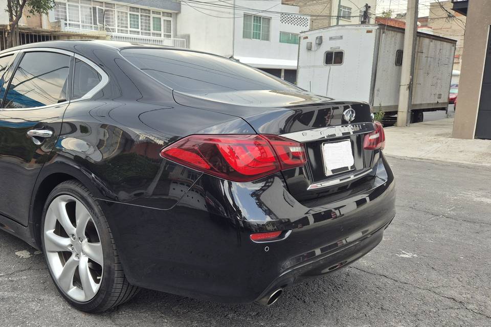 Infiniti Q70 - Lujo Japonés