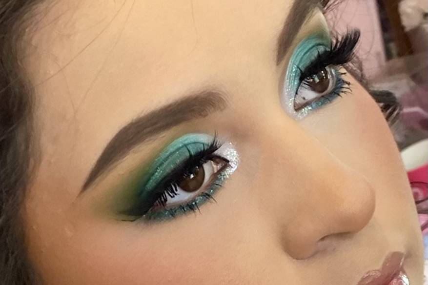 Maquillaje con sombras verdes y labios nude