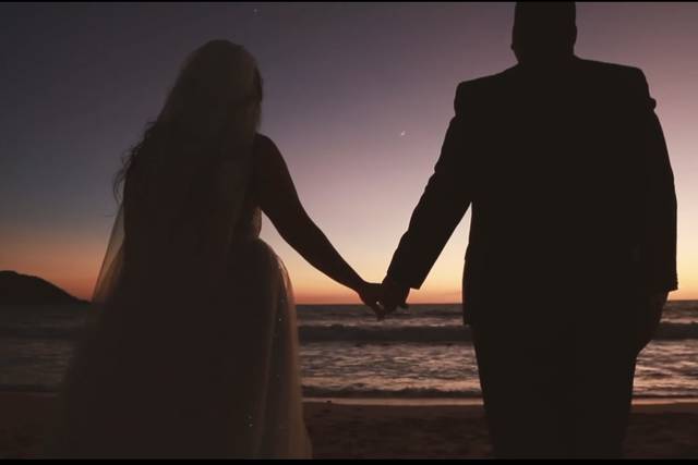Sombra de una pareja frente al mar