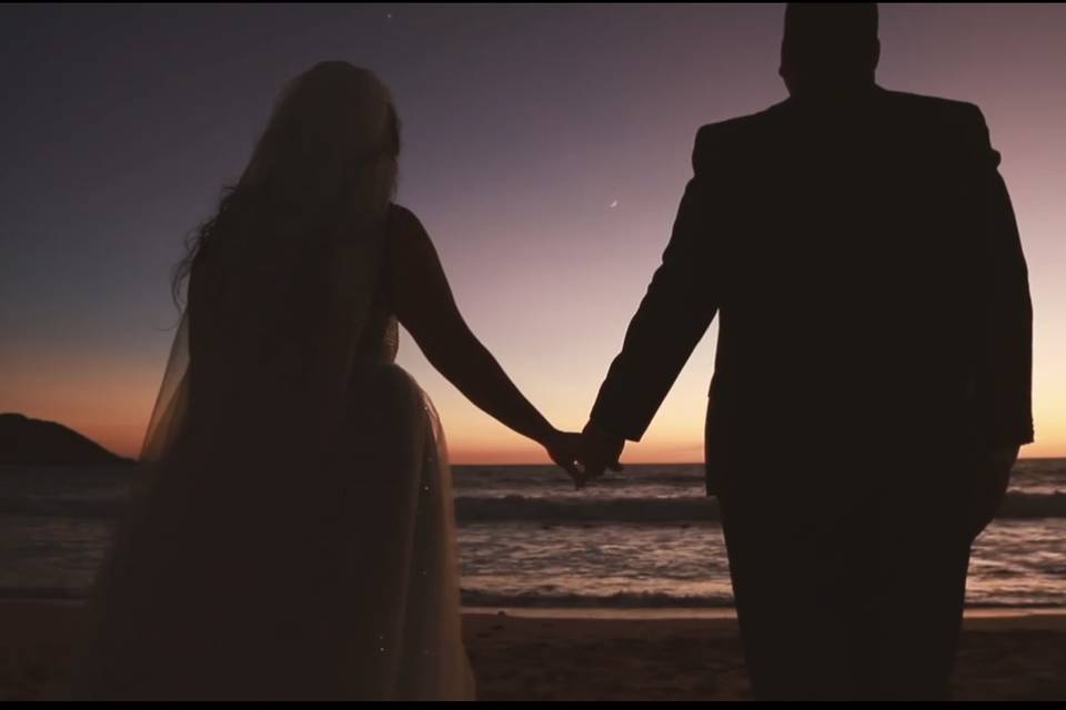 Sombra de una pareja frente al mar