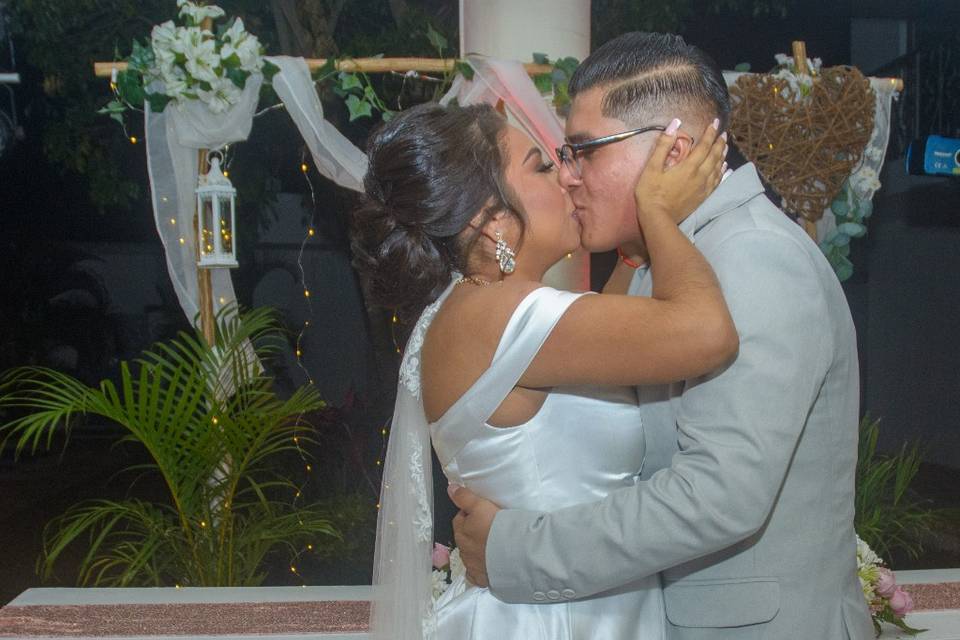 Primer beso de casados