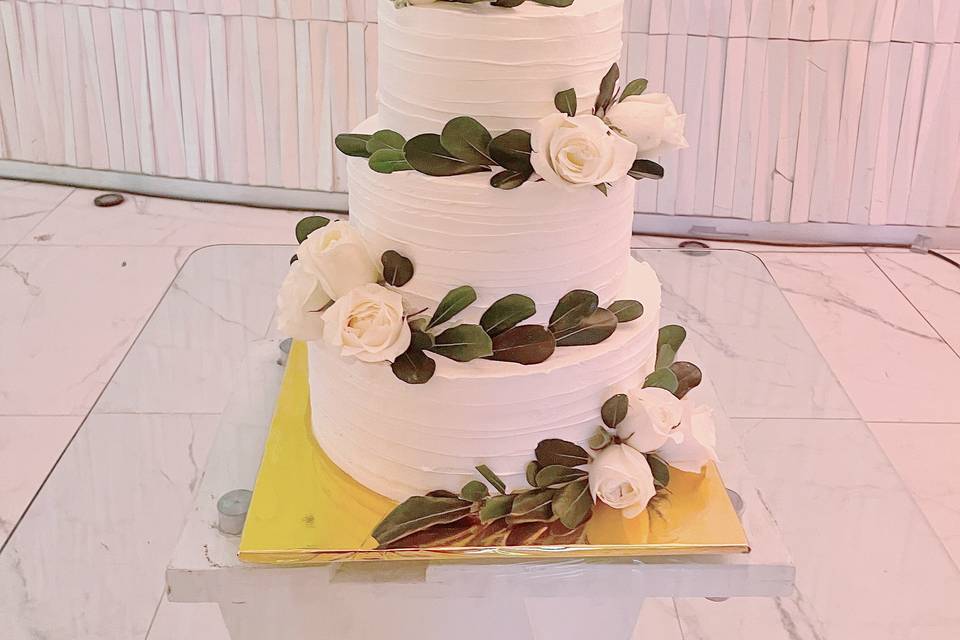 Pastel de boda con rosas blancas