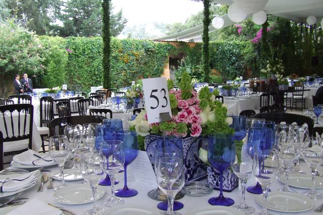 Centro de mesa, base de talavera rosas y miniclaveles