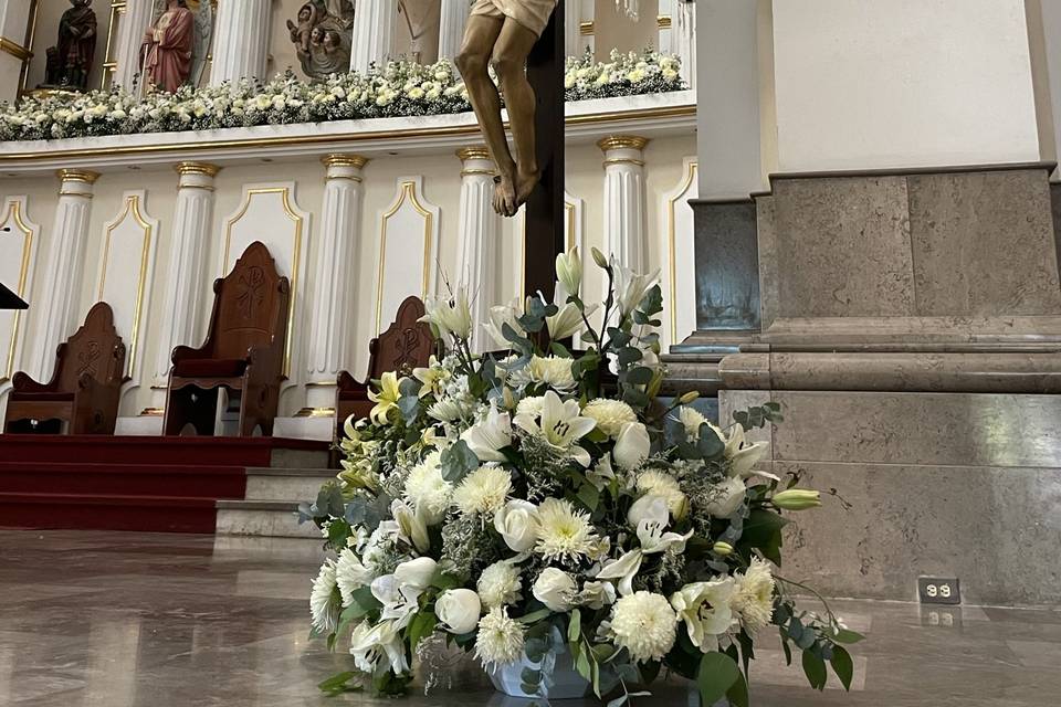 Decorcación floral blanca para iglesia