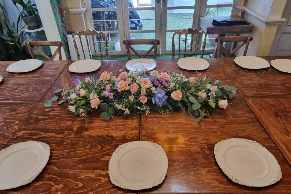 Mesa con centro de flores en color rosa