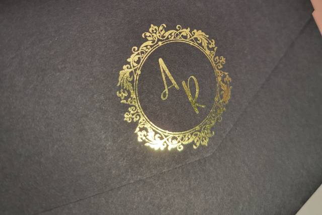 Invitación +  foil en logo